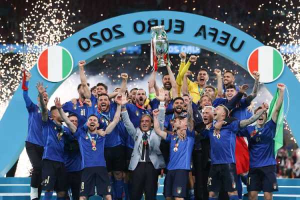 意大利欧洲杯为什么都带个黑？意大利欧洲杯外号？								